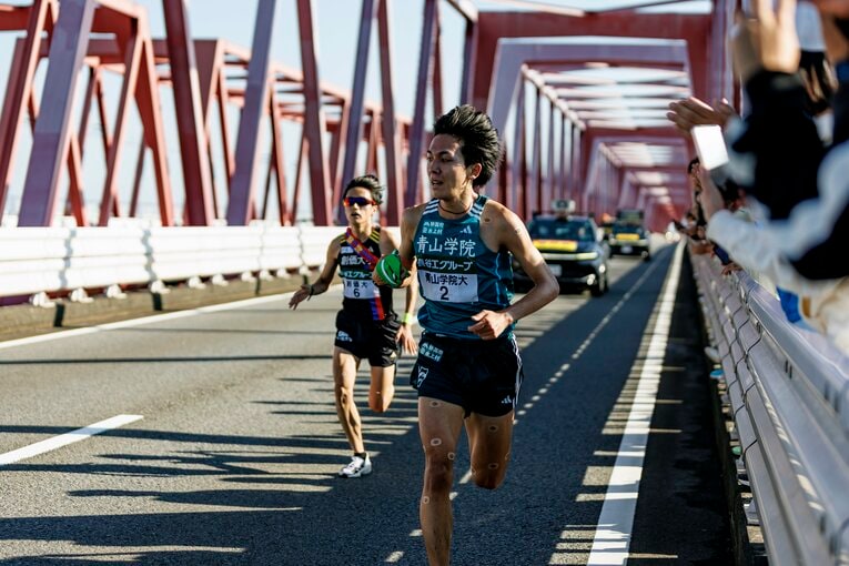 全日本大学駅伝2区での青学大・鶴川と創価大・吉田響の“訳アリ”4年生同士によるデッドヒート　©Kiichi Matsumoto