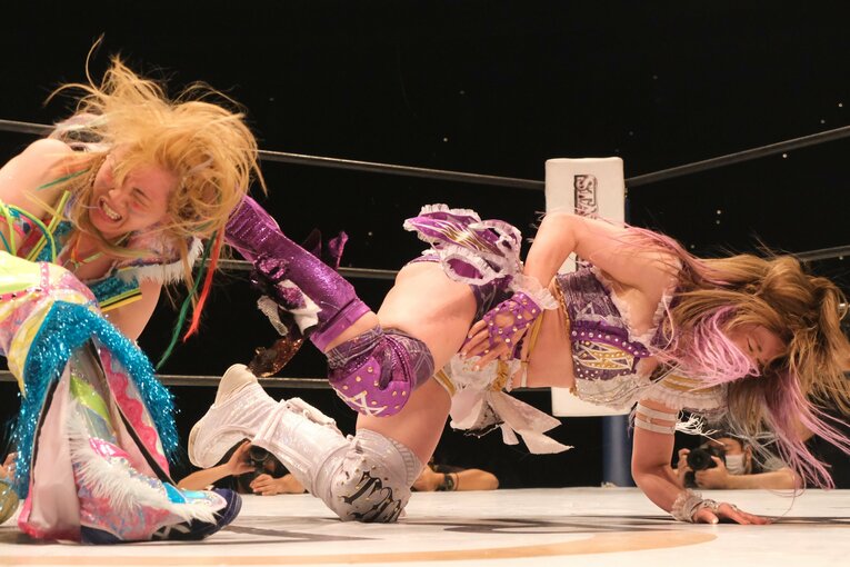 中野たむvs岩谷麻優は壮絶な殴り合いの末、時間切れの引き分けに