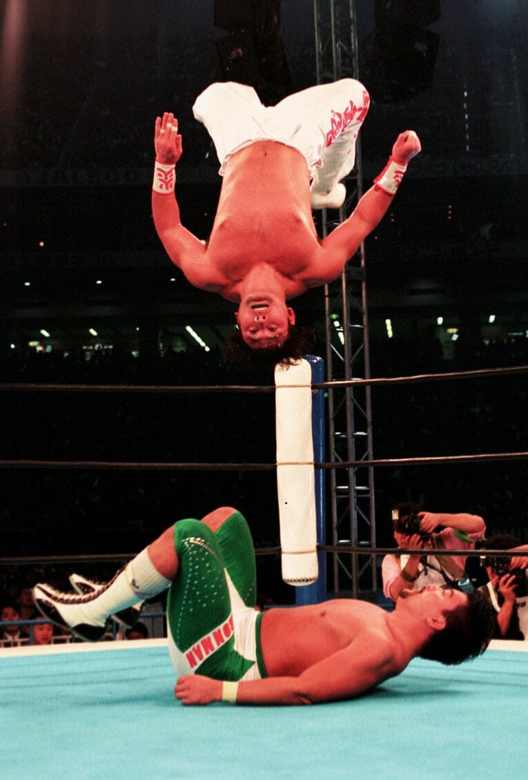 ムタのムーンサルトにヒザを曲げる蝶野