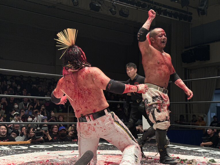 スワイプすると「エル・デスペラードvs葛西純」など激闘写真をご覧になれます　©Norihiro Hashimoto