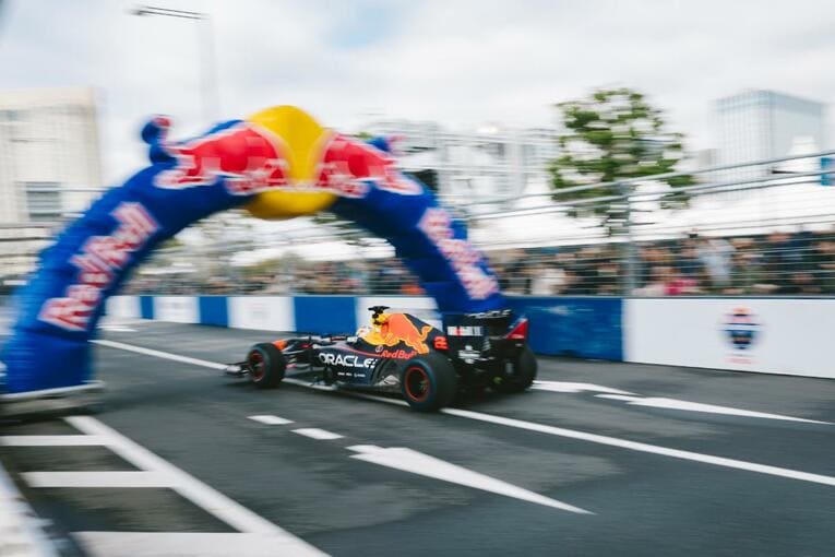 角田とレッドブルが東京・お台場で派手にデモランした『Red Bull Showrun x Powered by Honda』の模様　©Getty Images / Red Bull Content Pool