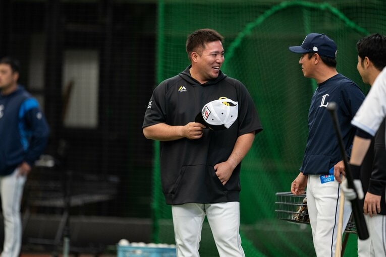 早々と姿を現し、西武のコーチ、選手にあいさつする山川　©Nanae Suzuki