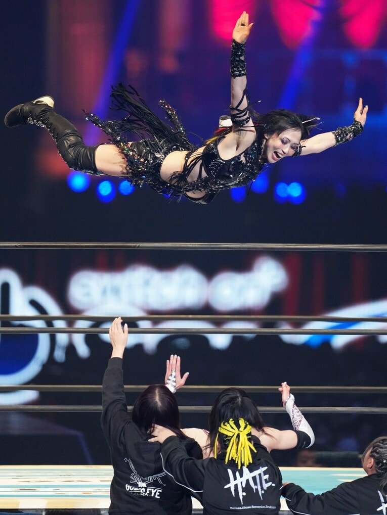 朱里にプランチャを見舞う上谷沙弥　©Essei Hara