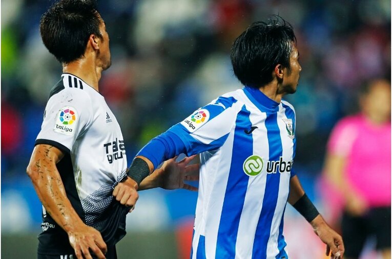 柴崎岳vs岡崎慎司が《ユニフォームを引っ張ってバチバチ》 撮影カメラマンが凍えそうな雨中で捉えた“熱いバトル”の瞬間(37)