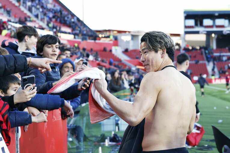 勝利後には、熱烈ファンにユニホームをプレゼント（全3枚中の2枚目）　©Daisuke Nakashima