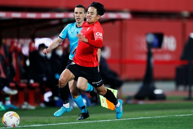 久保建英の“劇的決勝ゴール後に消えた疾走”は「客席に飛び込みたかったけど高すぎて無理」だった？《カメラマンが見た真相》(17)