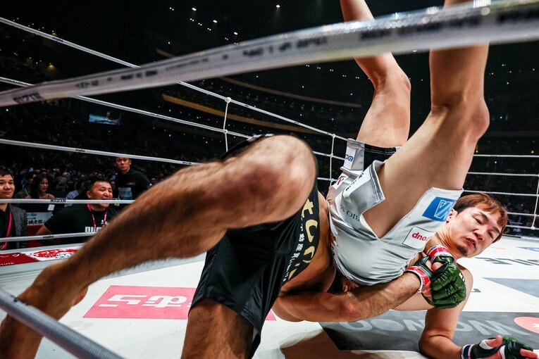 シェイドゥラエフのジャーマンスープレックスの連続写真（8枚目／全9枚） ©Susumu Nagao