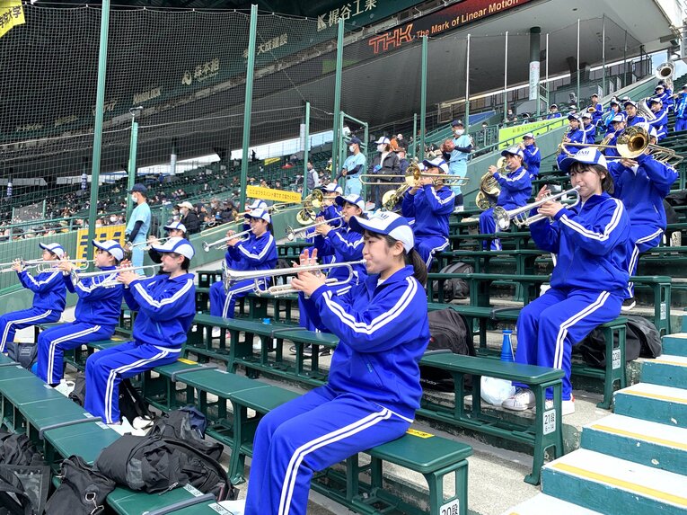 昨年のセンバツ、アルプススタンドで演奏する近江高校吹奏楽部 ©Yukiko Umetsu