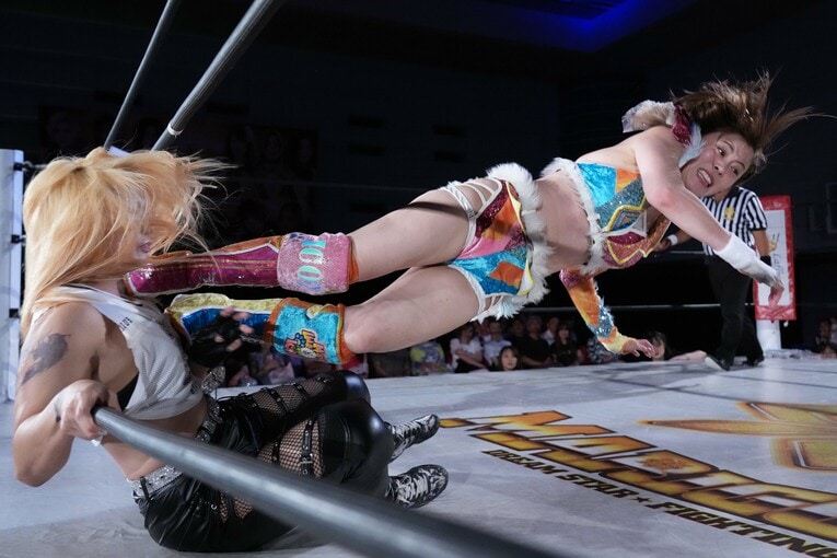 ロープ際のMariaにドロップキックを放つ岩谷麻優　©Essei Hara