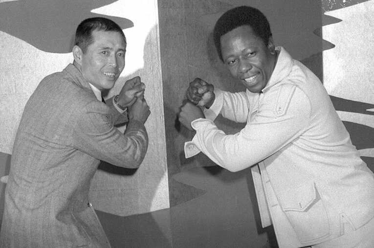 初の日米ホームラン競争を前にバッティングポーズを披露する王貞治選手（左）とハンク・アーロン選手 ／ photograph by KYODO