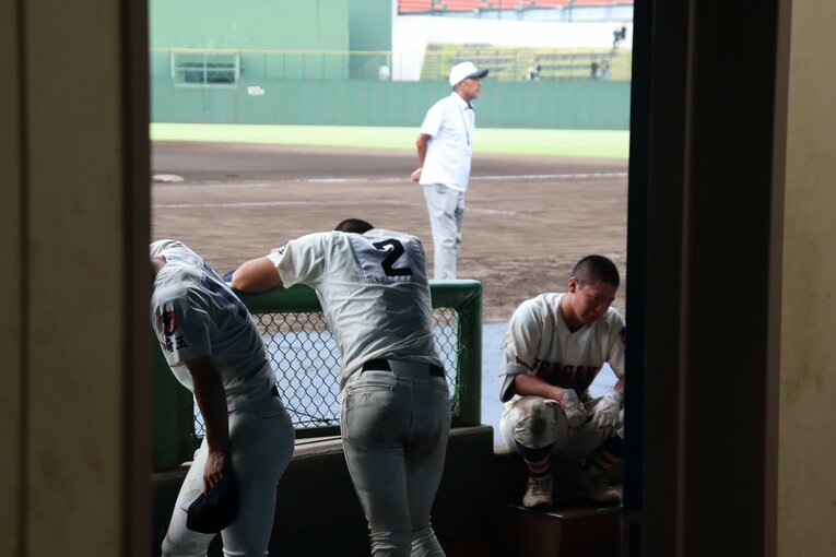 【今夏の様子】決勝…花咲徳栄に敗れ、うなだれる浦和学院ナイン　©Yuki Kashimoto