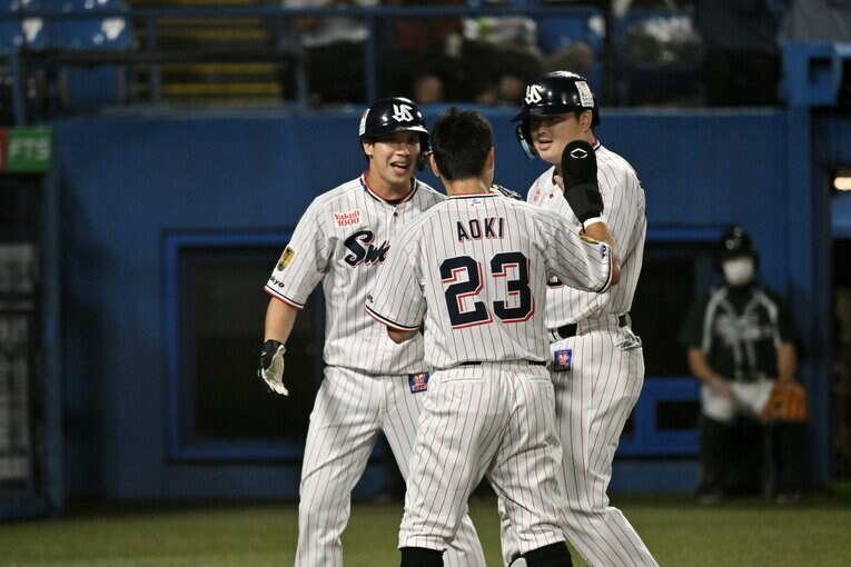 山田哲人、青木宣親の”大先輩”に祝福される22歳・村上宗隆　©Hideki Sugiyama