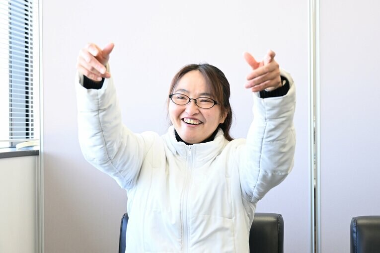 過去の担当馬の成長を嬉しそうに明かす平山さん　©Keiji Ishikawa