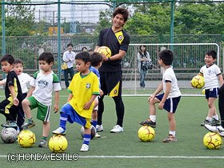 ソルティーロ ファミリア サッカースクール
本田圭佑がプロデュースするサッカースクール。2012年5月にスタートし大阪・神戸地区を拠点に活動。11月6日に関東で2校目、合計10校目となる埼玉・川越校が開校。