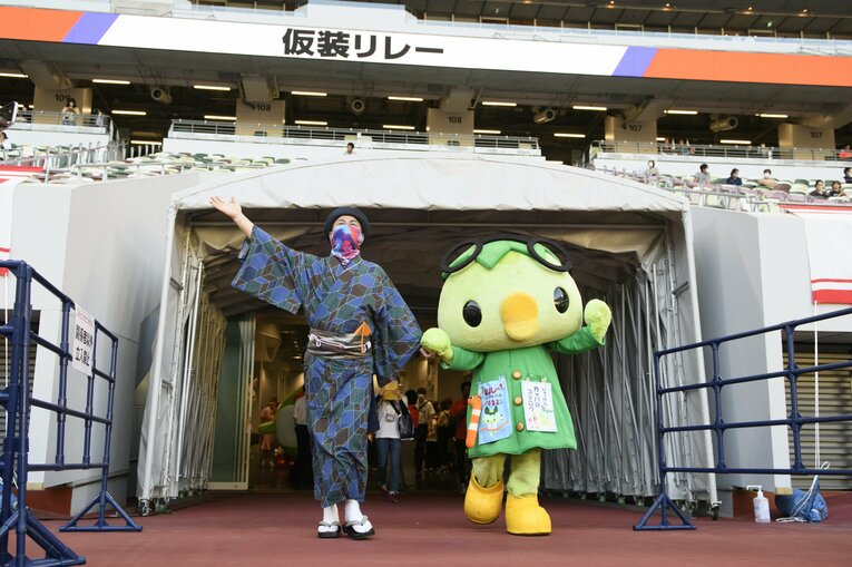 こちらも陸の上で大奮闘　©Hirofumi Kamaya