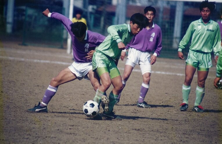 アウェーのユニフォームを着て藤枝東高校と戦う武南高校（写真は現監督・内野さんの現役時代）