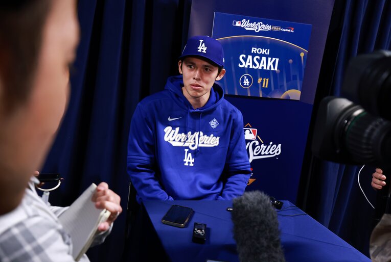 ワールドシリーズパーカー着用で取材に応じる佐々木。表情にも心なしか自信が増している　©Getty Images