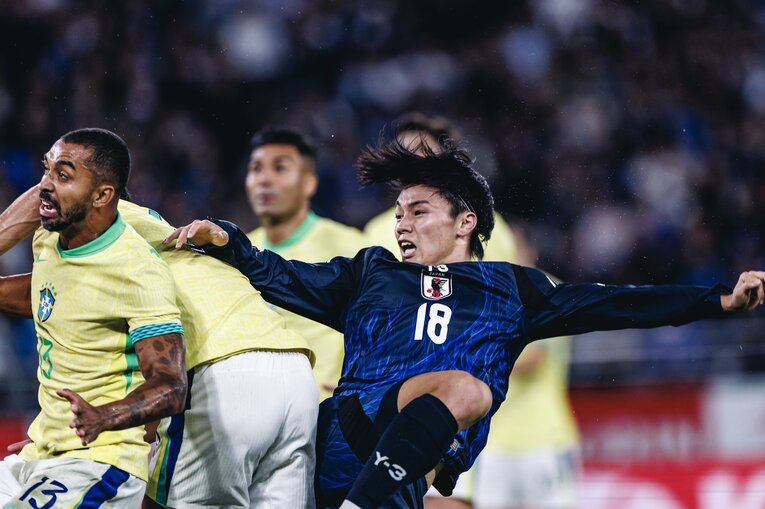 【計30枚超：“テレビに映らない”日本代表ブラジル戦歴史的初勝利】上田綺世の果敢なプレー…写真はまだまだ続きます　©Kiichi Matsumoto