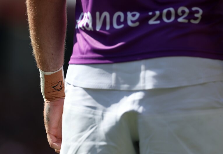 左のリスト裏に貼られたハートマーク　©Getty Images