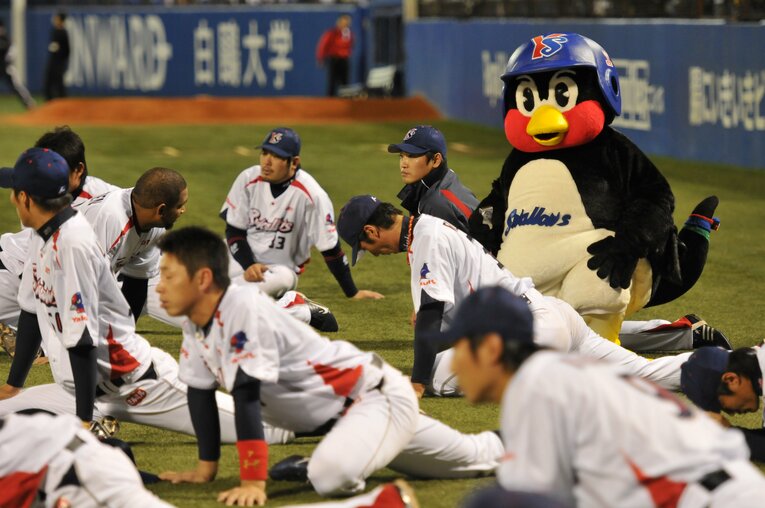 選手をストレッチをするつば九郎（2011年撮影）　©BUNGEISHUNJU