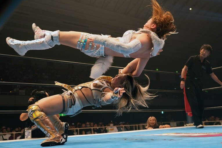 岩谷麻優を豪快に投げる渡辺桃　©Essei Hara