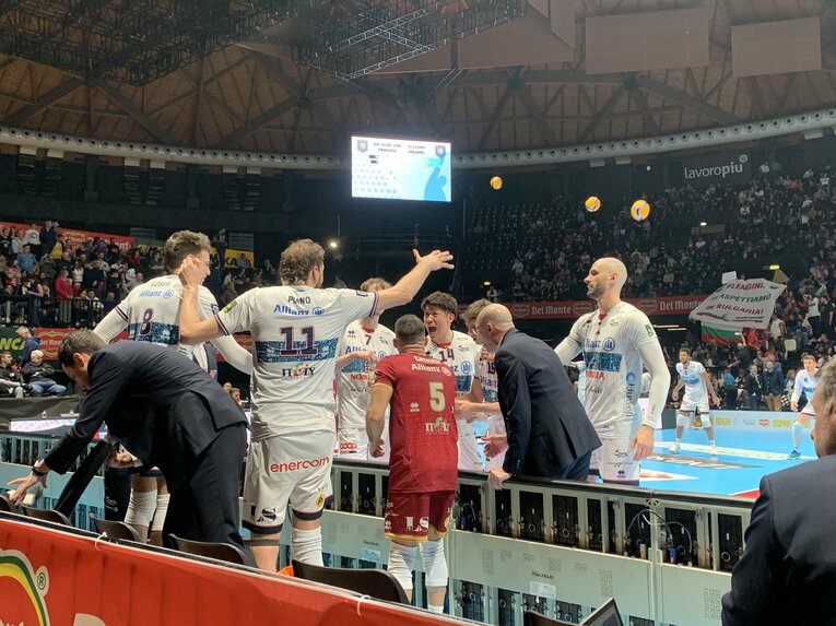 コッパ・イタリア準決勝ペルージャ戦、チームメイトを鼓舞する石川祐希　©︎Noriko Yonemushi