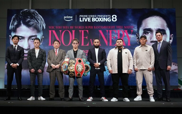 壇上に上がった両陣営　©Naoki Fukuda