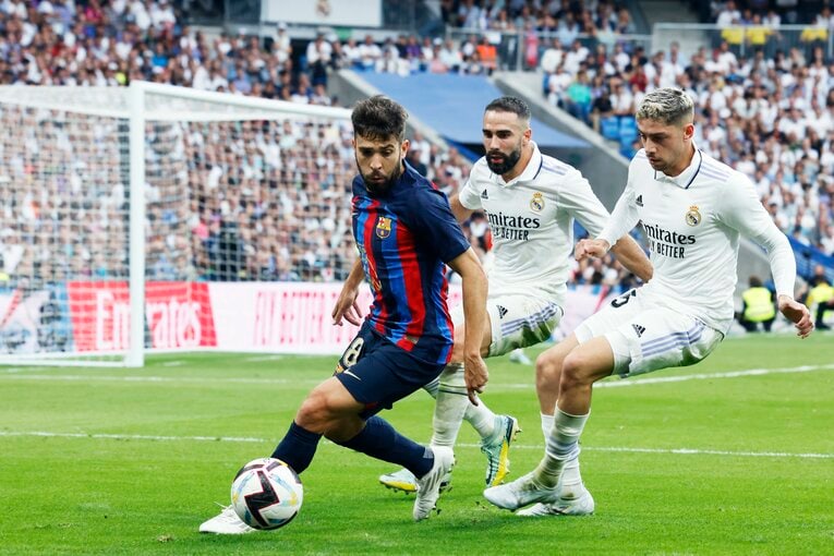 バルサの「タレント頼みで大雑把な攻撃＋脆いDFライン」危機的な不甲斐なさ… “盤石マドリーと明暗くっきりクラシコ”を撮った(30)