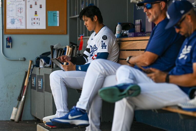 常にベンチでも入念な準備を怠らない大谷だが　©Nanae Suzuki