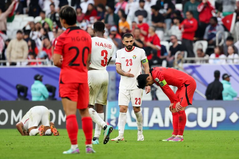 試合後、膝に手をつくソン・フンミン。まさかの大苦戦となった　©︎Getty Images