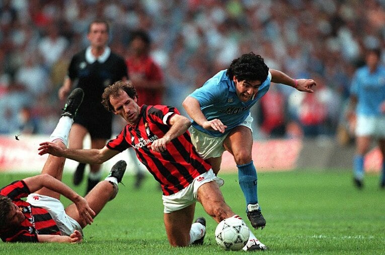 マラドーナを止めに行くミランのバレージ。天才アタッカーがこの世に生を受けていなければ「10番」の進化も、果敢なプレスもなかったはずだ ／ photograph by AFLO