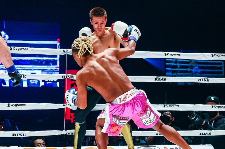 4月には“ブラックパンサー”ベイノアを一蹴。ロングスパッツはシュートボクサーの象徴だ　©Susumu Nagao