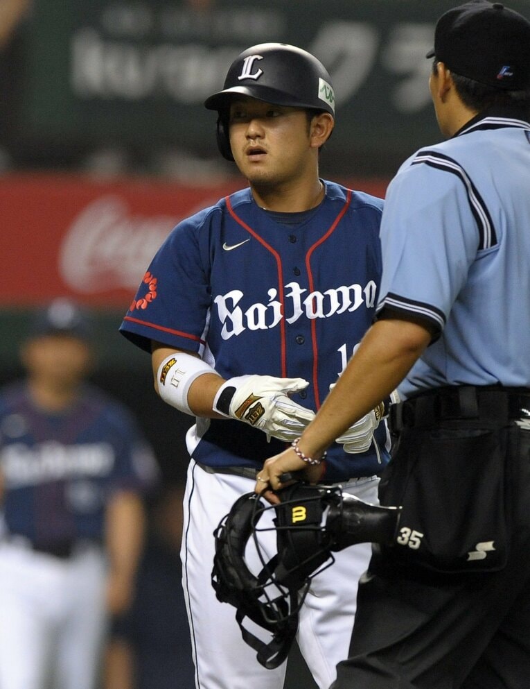 2015年7月、死球のロッテベンチをジロリ睨む2年目の森友哉　©Sankei Shimbun