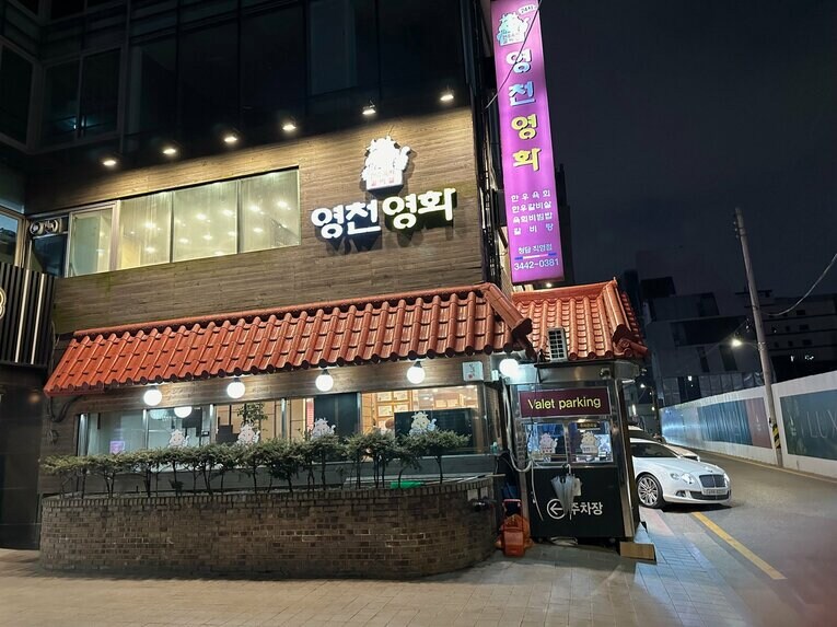 夜は焼き肉店へ。スポーツ選手のユニやサインも多く飾られている有名店「ヨンチョンヨンファ」。ファミレス風だがカルビ１人前5400円としっかり高い