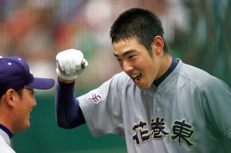 花巻東高校監督の佐々木洋監督にグータッチする菊池雄星（当時高3） ／ photograph by AFLO