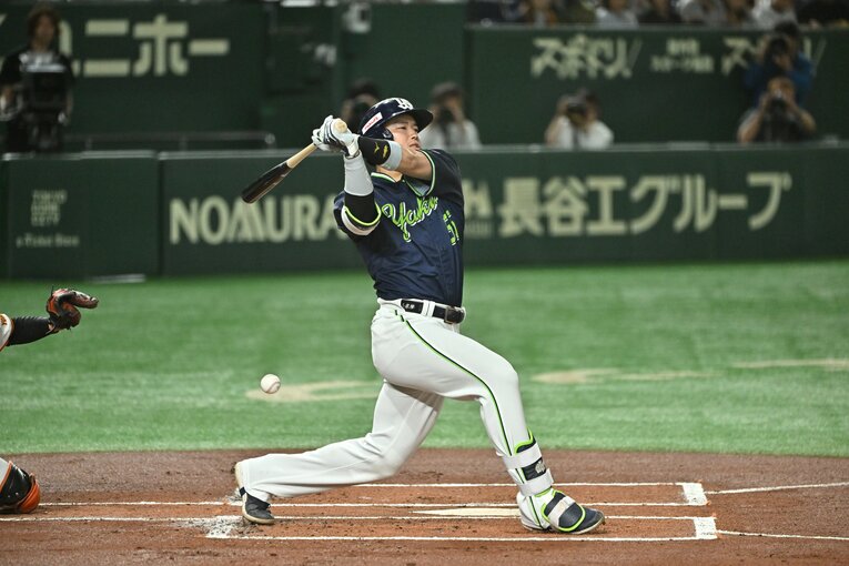 24年もリーグ全体が投高打低のなかで33HRを放って本塁打王なのだが、村上の水準とチーム成績からすると物足りなく思えてしまう　©Hideki Sugiyama