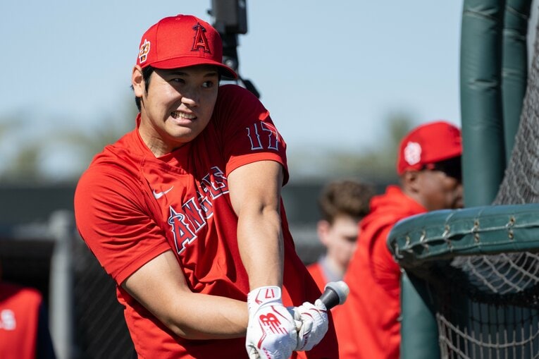 ものすごい打ち方と表情を見せる大谷。鍛え上げられた両腕の太さも目立つ　©Nanae Suzuki