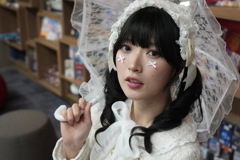 白ロリータ・ファッションに身を包んださくらあや【スワイプするとその他の写真もご覧になれます】©Essei Hara