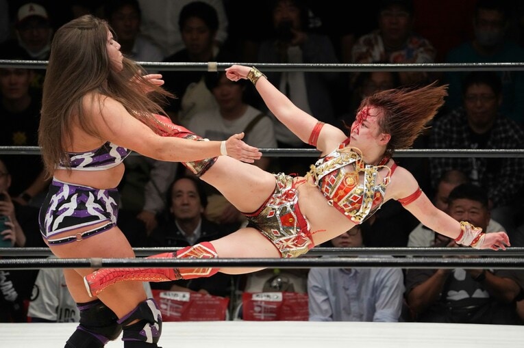 ボジラに延髄斬りを放つSareee　©Masashi Hara