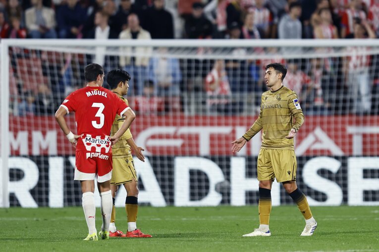 「久保建英に疲労感が…」日本代表で2万6000キロ移動の強行日程も「韓国人FWとユニ交換」ソシエダで途中出場、現地カメラマンが見た表情(15)