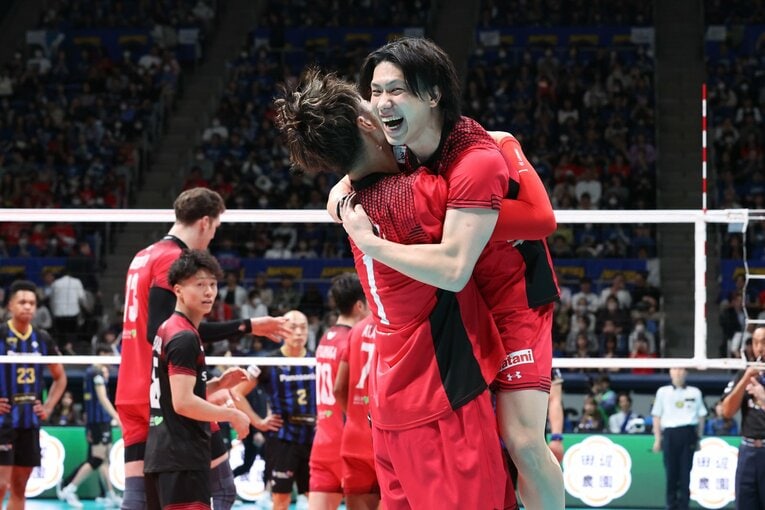 小野寺に飛びつく大宅　©︎JVL