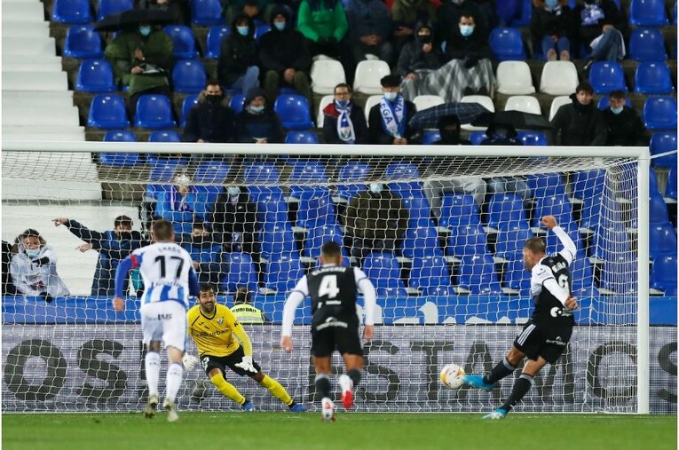 柴崎岳vs岡崎慎司が《ユニフォームを引っ張ってバチバチ》 撮影カメラマンが凍えそうな雨中で捉えた“熱いバトル”の瞬間(11)