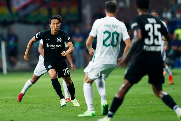 「“鎌田大地と守田英正が一緒に写った1枚”を狙いたいけど…」「長谷部誠はすでにコーチのように」CL日本人対決と“美しい夕焼け”撮影ウラ話(34)