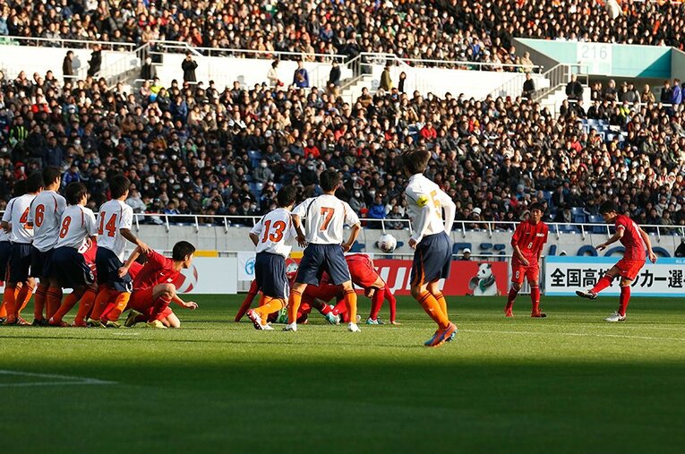 東福岡が選手権決勝で見せた「動く壁」 ©AFLO