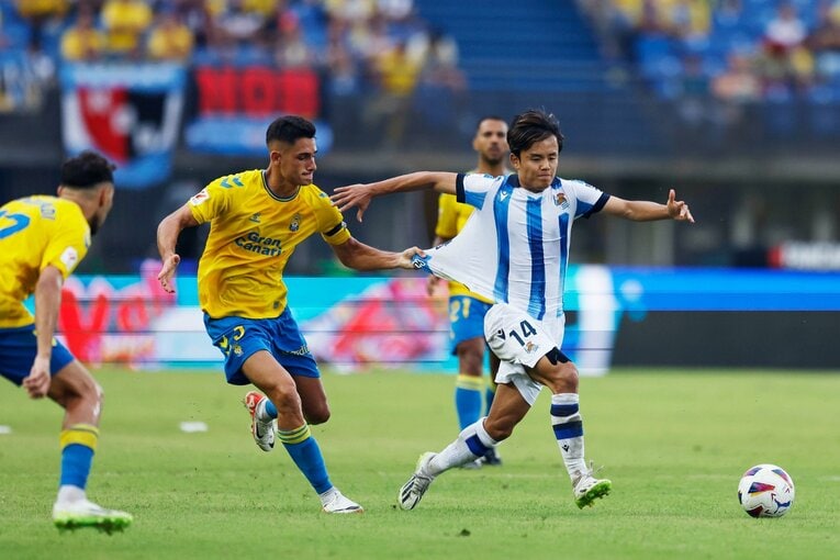 3戦連続MVP久保建英が「ユニ引っ張られても突破」気になる右足テーピングとシルバ引退の影響…“タケの配信に映らない表情”を撮った(14)