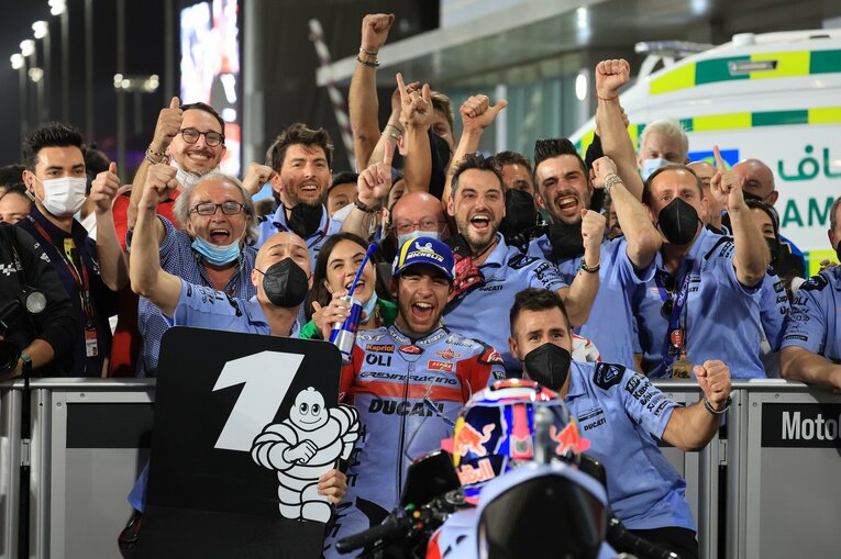 優勝を喜ぶバスティアニーニとグレッシーニ・レーシングのスタッフたち　photograph by Satoshi Endo