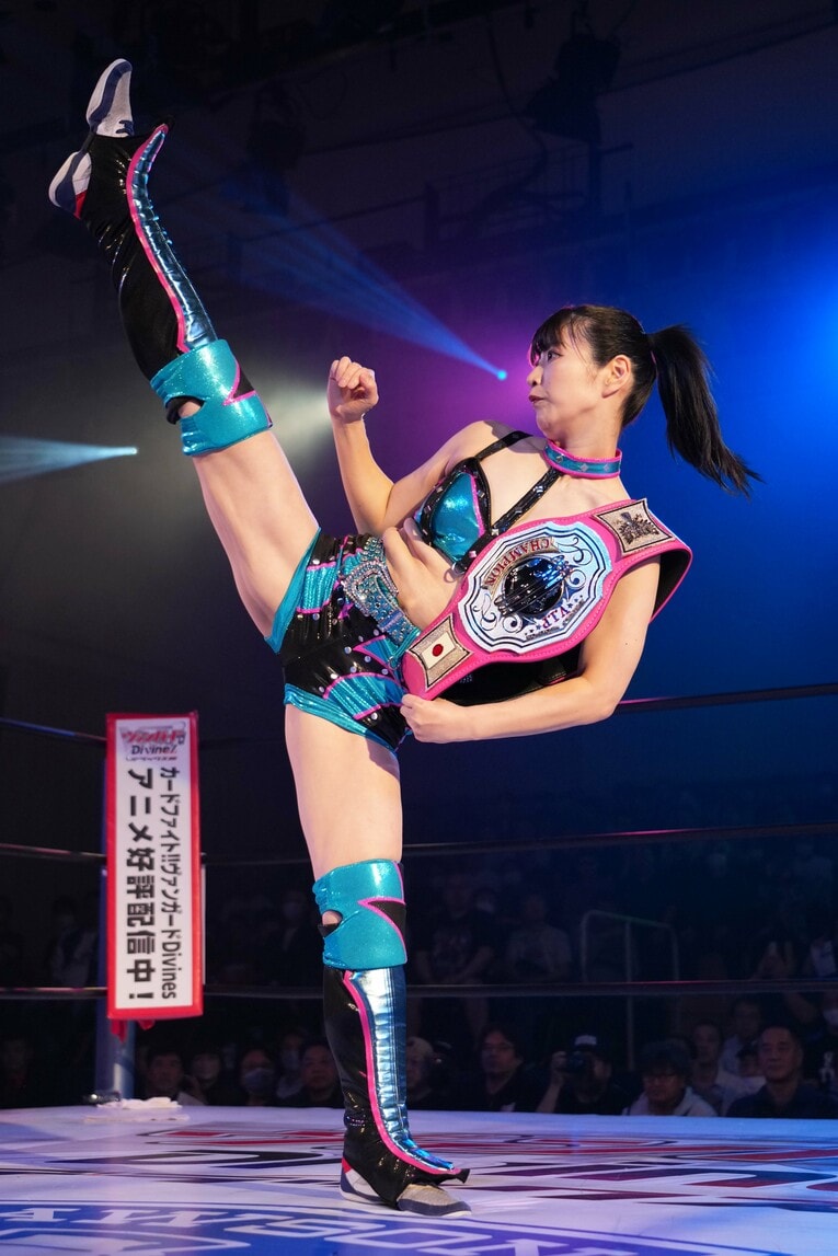 ベルトを持ってハイキックのパフォーマンスを見せるさくらあや　©Essei Hara