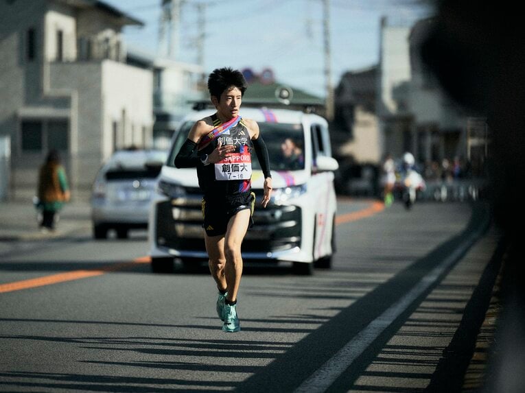 平松が追いついた創価大の山口。実力のあるランナーだけに、原監督は後ろに着く指示をしたというが…？　©︎Yuki Suenaga