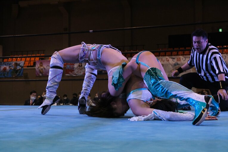 「可憐ですねぇ」人気女子レスラー・安納サオリに観客もウットリ…初の凱旋大会に滋賀が沸いた日「“絶対不屈彼女”は泣かないんです」(27)