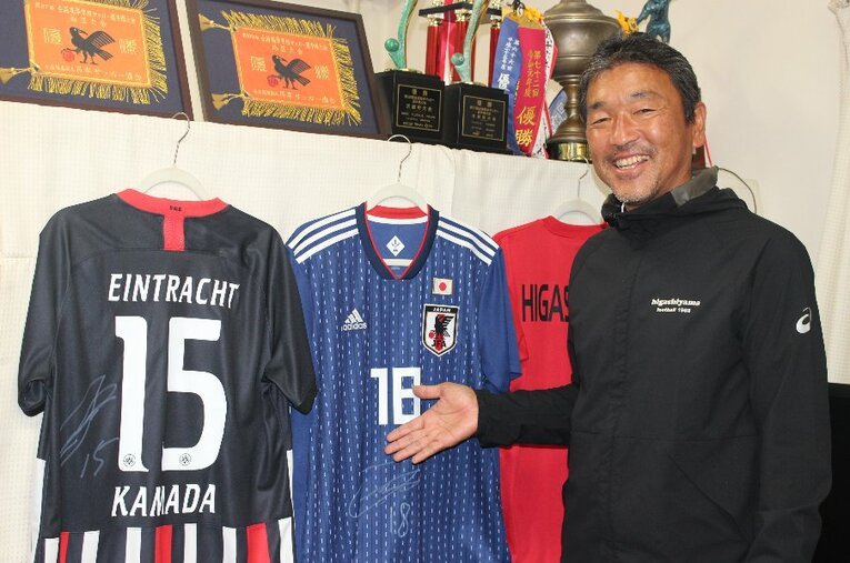 教え子・鎌田大地の活躍に目を細める東山高校サッカー部の福重良一監督。高校時代の鎌田のエピソードや、指導者としての“親心”を語ってくれた ／ photograph by Number Web